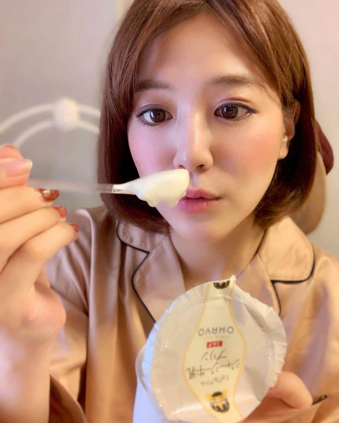 石井里奈さんのインスタグラム写真 - (石井里奈Instagram)「おはよん🥰❤️ . 朝起きる時、楽しみなことあると早起きできますよね☺️💕 だから私は基本、朝食べることを楽しみに起きるの😆❤️笑 . そんな私の最近の楽しみが、このオハヨー乳業のジャージー牛乳プリン🥺🥛❤️ @ohayo_milk . 濃厚でコクあるジャージー乳のミルクプリンの上にクリームがのった2層プリン🥺✨🥛 スプーンからすくってもわかるトロトロ感🤤💕本当たまらんのです。 . 口の中で広がるミルクのコクと程よい甘さでとろうま☺️美味しすぎて少しずつ味わいながらいつも食べてるよ🥰 . しかも嬉しいのが栄養価も高くてヘルシーなこと😆罪悪感がないのです❤️ . 本当にすっごく美味しいからみんなにも食べてみてほしいな💕コンビニにも売ってるから、会社のおやつにも食べれるよん😛🤤ふふふ 頭使ってる時の甘いものも至福よね🤤 . 今日も頑張りましょう❤️ . #ジャージー牛乳プリン #牛乳プリン #プリン #オハヨー乳業 #pr #りなまるグルメ #牛乳 #milk #pudding #breakfast #朝食 #朝ごはん #デザート #ヘルシー #healthyfood #health #food #instafood #ダイエット #diet #美味しい #幸せ #グルメ #グルメ女子 #おはよう #ohayo #パジャマ #おすすめ #甘いもの」9月25日 8時27分 - ri7tin1025