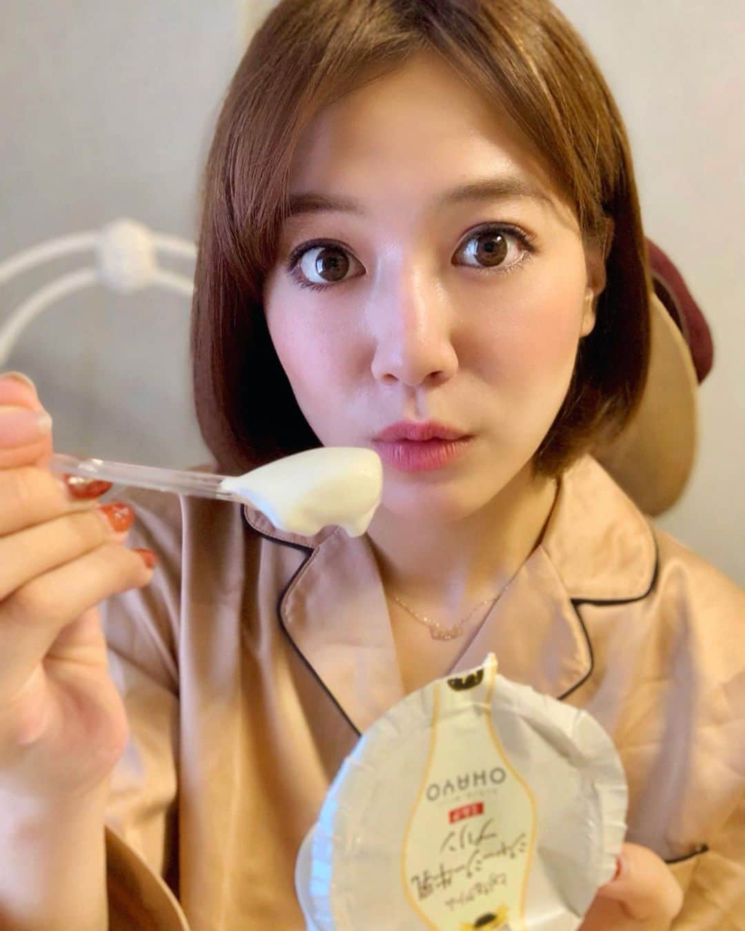 石井里奈さんのインスタグラム写真 - (石井里奈Instagram)「おはよん🥰❤️ . 朝起きる時、楽しみなことあると早起きできますよね☺️💕 だから私は基本、朝食べることを楽しみに起きるの😆❤️笑 . そんな私の最近の楽しみが、このオハヨー乳業のジャージー牛乳プリン🥺🥛❤️ @ohayo_milk . 濃厚でコクあるジャージー乳のミルクプリンの上にクリームがのった2層プリン🥺✨🥛 スプーンからすくってもわかるトロトロ感🤤💕本当たまらんのです。 . 口の中で広がるミルクのコクと程よい甘さでとろうま☺️美味しすぎて少しずつ味わいながらいつも食べてるよ🥰 . しかも嬉しいのが栄養価も高くてヘルシーなこと😆罪悪感がないのです❤️ . 本当にすっごく美味しいからみんなにも食べてみてほしいな💕コンビニにも売ってるから、会社のおやつにも食べれるよん😛🤤ふふふ 頭使ってる時の甘いものも至福よね🤤 . 今日も頑張りましょう❤️ . #ジャージー牛乳プリン #牛乳プリン #プリン #オハヨー乳業 #pr #りなまるグルメ #牛乳 #milk #pudding #breakfast #朝食 #朝ごはん #デザート #ヘルシー #healthyfood #health #food #instafood #ダイエット #diet #美味しい #幸せ #グルメ #グルメ女子 #おはよう #ohayo #パジャマ #おすすめ #甘いもの」9月25日 8時27分 - ri7tin1025