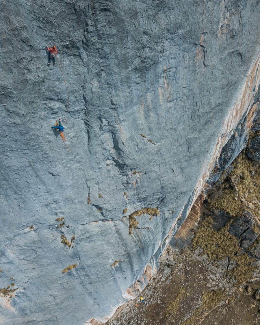 シャーロット・デュリフのインスタグラム：「• Vuelo del Condor, 8a+ max •  230m of pure rock starting at altitude 4600m. 7pitches (8a+, 7b+, 8a, 8a, 8a, 7c, 5-). Bolted by @joshlrsn and I at the beginning of this month. 100% freed by us on Sept. 19th.  Documented by Mister @jan_novak_photography.  Awesome project possible thanks to @mountainhardwear and @petzl_official, and of course @cocorsirvas from @7aescueladescalada and the local communities.  @mountainhardwear @petzl_official @eb_climbing @volxholds @luxov_connect」