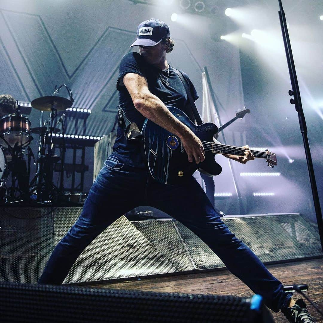 トム・デロングさんのインスタグラム写真 - (トム・デロングInstagram)「Another live @angelsandairwaves pic by @calengel #PunkRockPowerStance」9月25日 3時50分 - tomdelonge