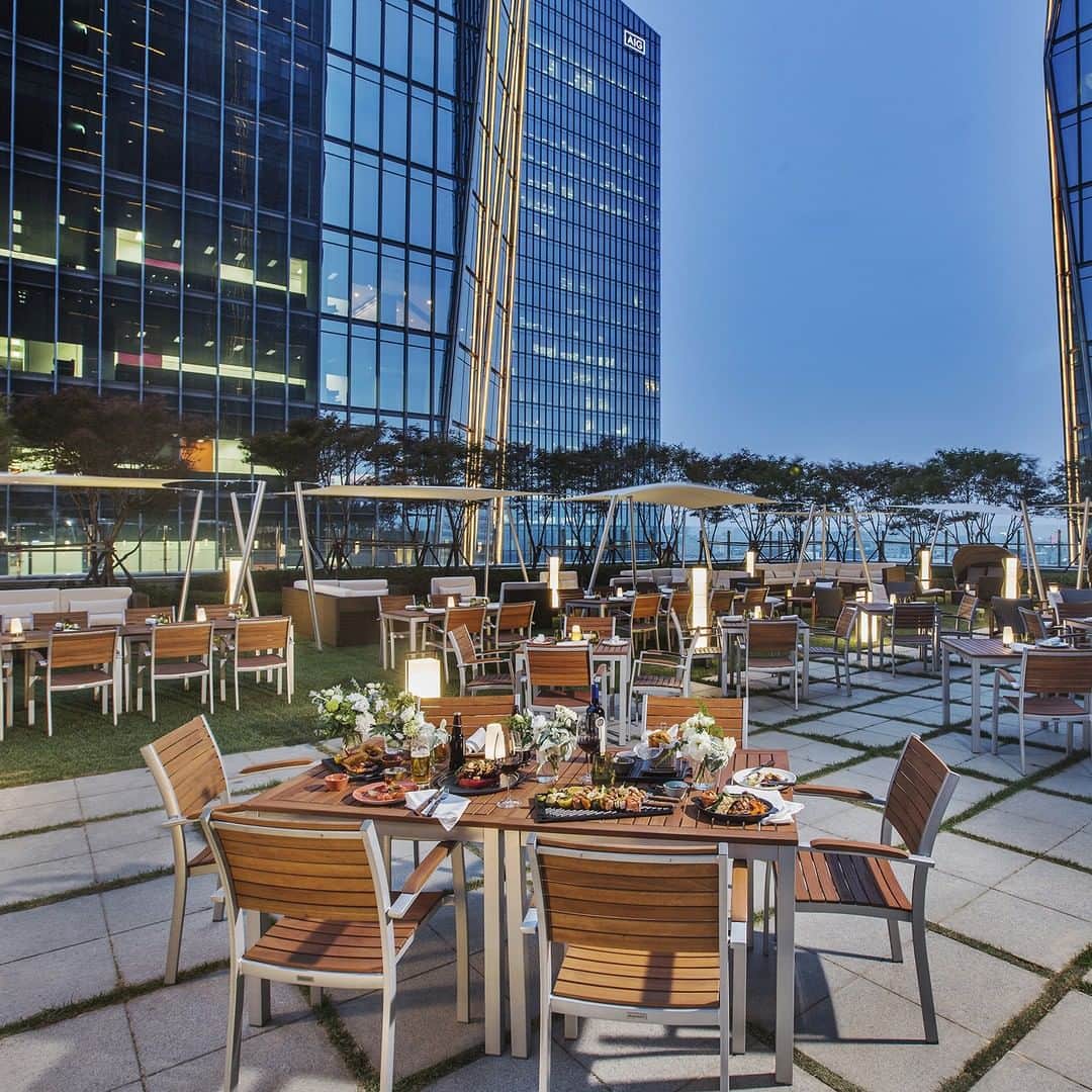 Conrad Hotelsのインスタグラム：「Enjoy dinner, custom crafted cocktails and the night sky on the ninth floor at @conradseoul's VVertigo. #StayInspired」