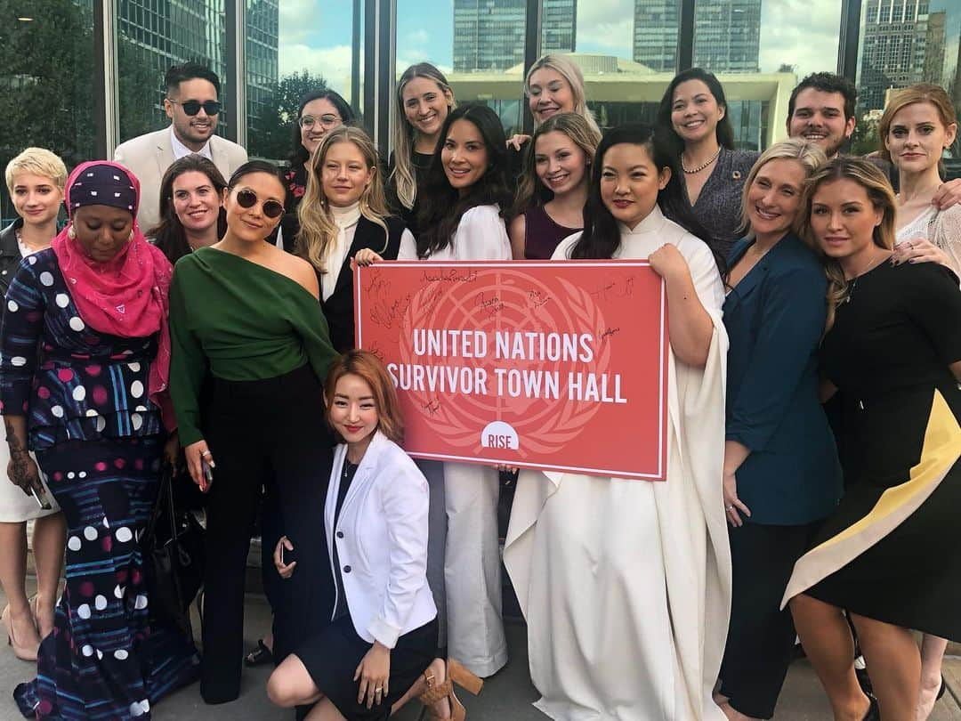 オリヴィア・マンさんのインスタグラム写真 - (オリヴィア・マンInstagram)「Standing with survivors today from around the word at the first United Nations Survivor Town Hall to demand a Worldwide Survivors Bill of Rights. Honored to have been able to speak at the opening of the #UNGA this morning alongside these #GlobalSurvivors who have been creating a tsunami of truth that will wash our world clean. 🌎❤️🙌 @risenow.us #globalsurvivor」9月25日 4時09分 - oliviamunn