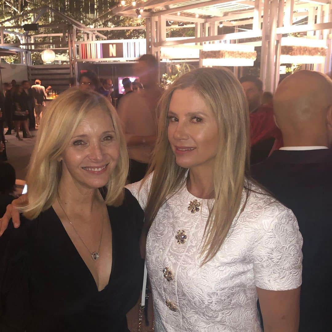 リサ・クドローさんのインスタグラム写真 - (リサ・クドローInstagram)「Most thrilling moment for me at a party EVER! Genuinely GOOD person @mirasorvino see you soon 🥰😍」9月25日 4時33分 - lisakudrow