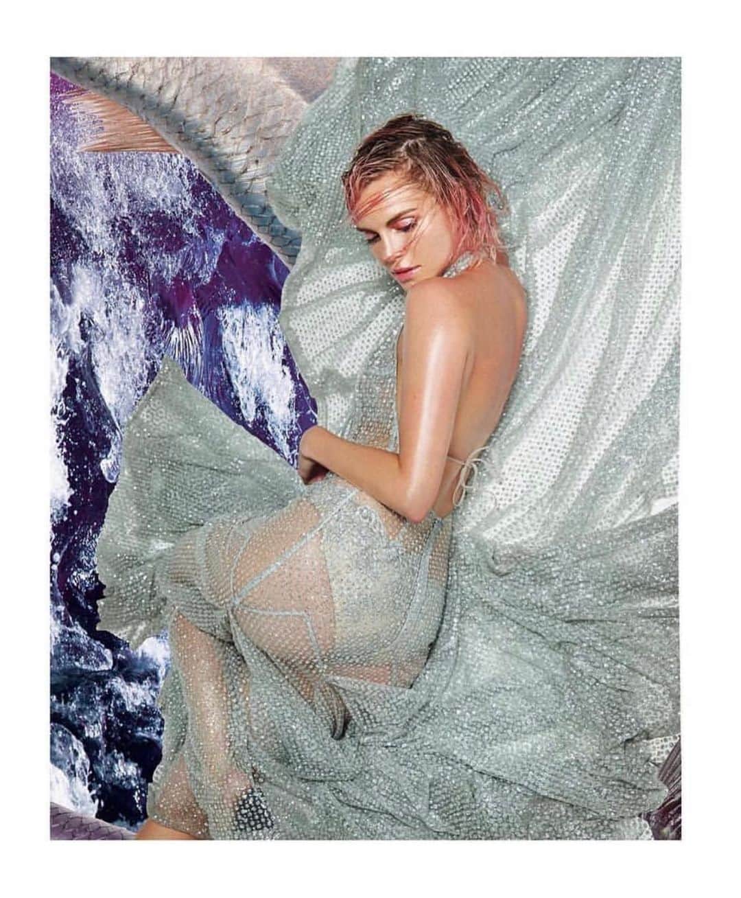 フィービー・ダールのインスタグラム：「Mermaid for a day 🐋 such an epic shoot with @glassbook magazine.」