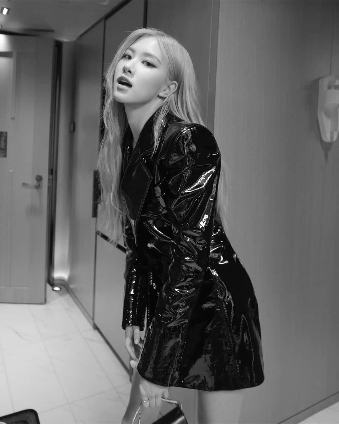 ロゼさんのインスタグラム写真 - (ロゼInstagram)「gettin ready for it @ysl 🖤」9月25日 5時28分 - roses_are_rosie