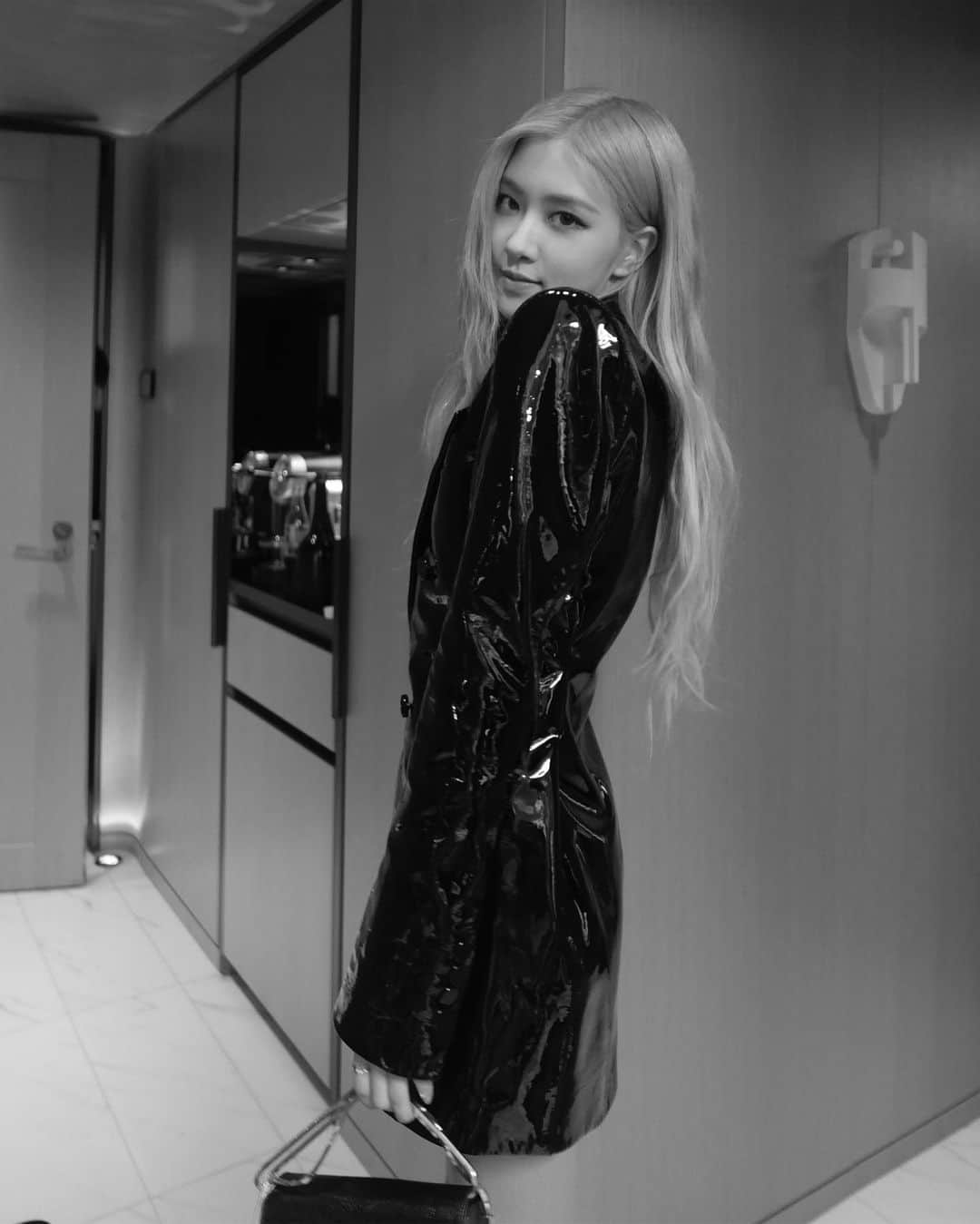 ロゼさんのインスタグラム写真 - (ロゼInstagram)「gettin ready for it @ysl 🖤」9月25日 5時28分 - roses_are_rosie