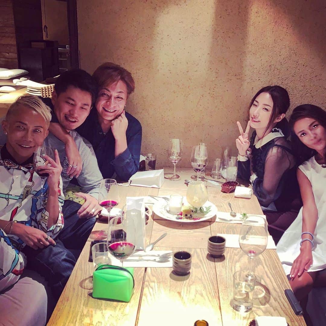 内藤陽子のインスタグラム：「Happy Birthday!! おっかさーん、おめでとう🎂 いつも ありがとう。 尊い関係。 人生色々。 母になり、仕事以外で初めてお食事にいきました。感極まって泣きそうだった。ふっと、迎え入れてくれたらみんなに感謝です。 #大好き #ありがとう #心の支え #いつまでも #私達の #おっかさん #よっしゃ #明日からまたがんばろう #しばらく #2丁目禁止 #もうすぐ #メグの誕生日 #楽しみ」