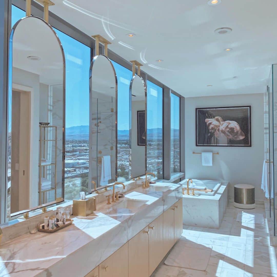 Jenn Imさんのインスタグラム写真 - (Jenn ImInstagram)「i’d like to thank this bathroom for proving that the perfect marble to gold ratio does exist」9月25日 5時56分 - imjennim