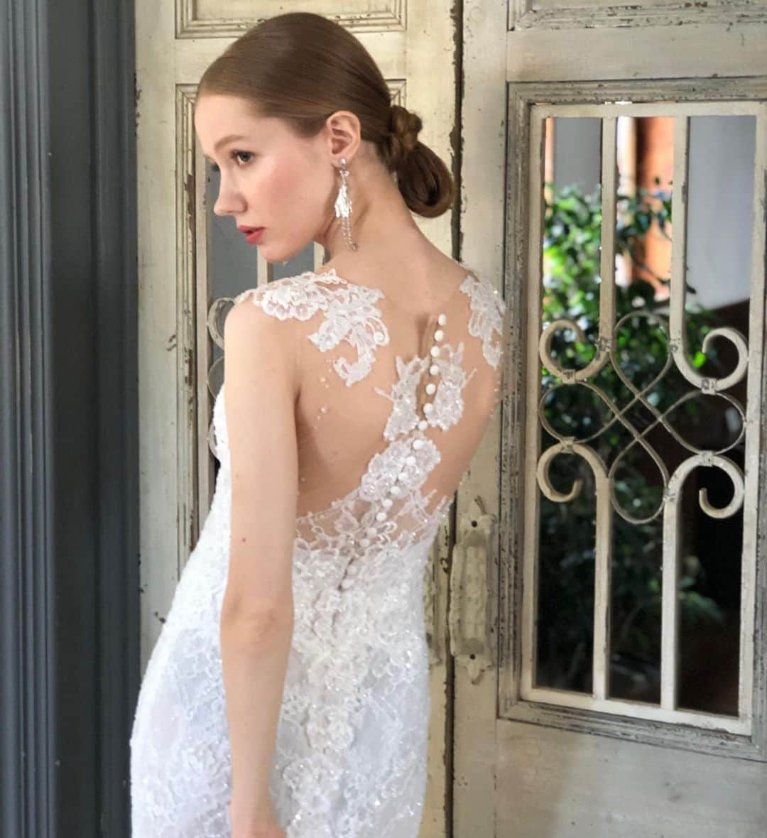 fino_wedding【フィーノ公式】さんのインスタグラム写真 - (fino_wedding【フィーノ公式】Instagram)「レースを纏う女性のしなやかな美しさ。 繊細な素材感は着心地が良い至福。 美しく整った背中をより一層、協調する#granmanie の#weddingdress  #肩甲骨美人 #背中美人 #レーストップス #ボディライン #プレ花嫁 #静岡プレ花嫁 #weddingparty #wedding #colordress #cocktaildress #おしゃれさんと繋がりたい #大人コーデ #おしゃれ花嫁 #大人花嫁 #ゲストハウスウェディング #ホテルウエディング #インポートドレス #ハンドメイド #こだわり花嫁 #女子力  @fino_wedding」9月25日 6時22分 - fino_wedding