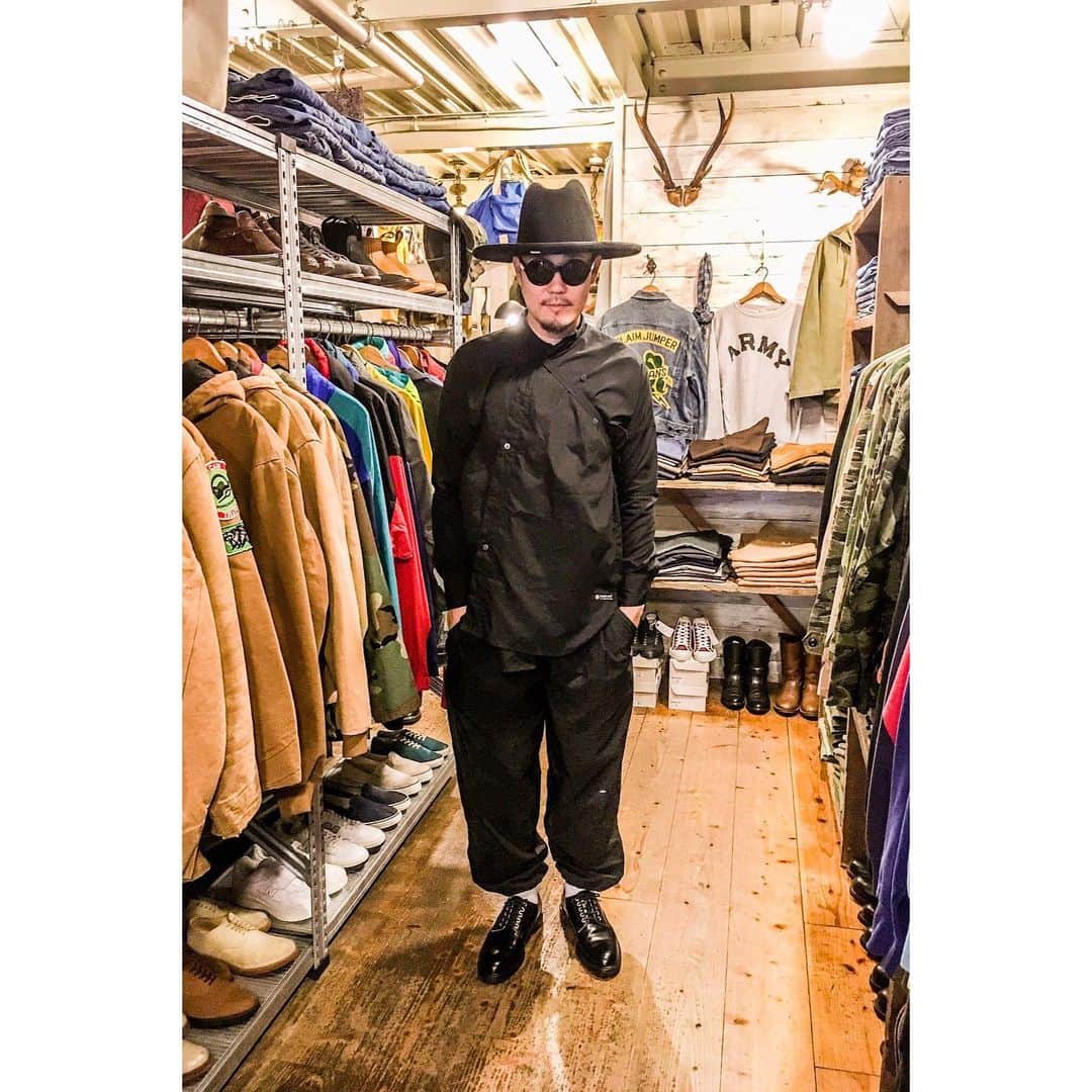 のインスタグラム：「いつかのわたくし。﻿ ﻿ ﻿ #福岡﻿ #オフに買い物﻿ #古着屋﻿ #ビーバーハット﻿ #試着中の一枚﻿ #帽子って被ると﻿ #コーディネートが締まって﻿ #お洒落度は増すけど異物感が薄れるよね﻿ #異物感大事なので﻿ #普段被らないけど﻿ #これは被っても異物感満載だったので﻿ #買いましたとさ」