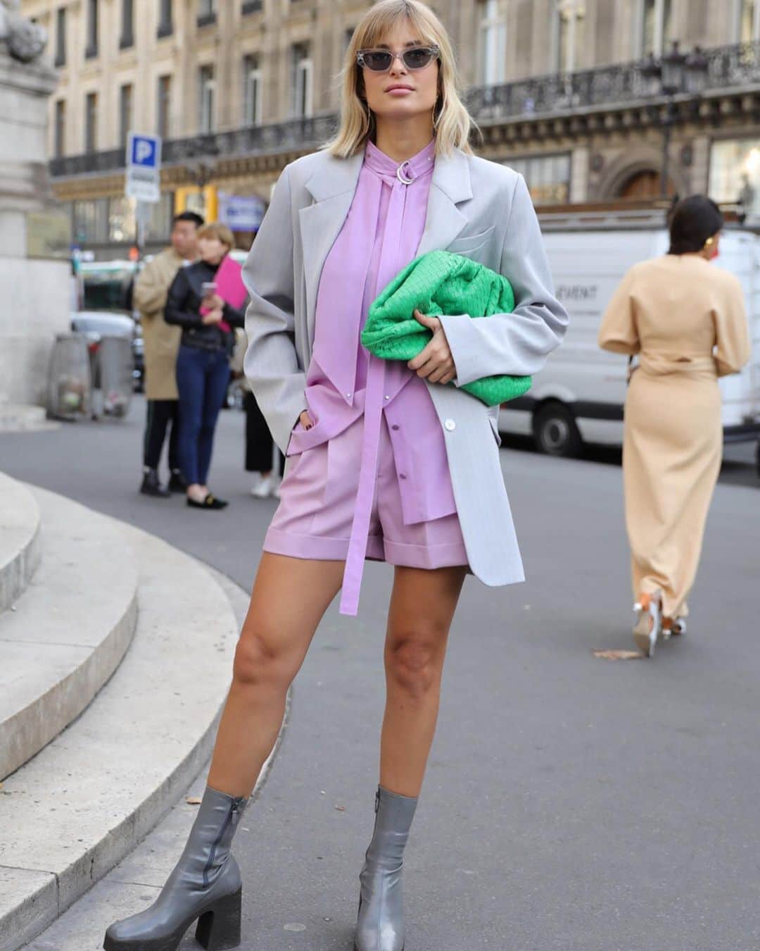 Fashion Headlineのインスタグラム：「【SNAP】 業界人はボッテガ・ヴェネタのバッグに夢中!  ザ・ポーチvsパデッド・カセットあなたはどっち派? #2020SS PFWオフランウェイ🏁 . 続きは @fashionheadlinejpn TOPへリンク🔗 . ✒️by @elieinoue . #paris #snap #fashionsnap #bottegaveneta #thepouch #paddedcassette #XeniaAdonts #AnnaDelloRusso #パリ #スナップ #パリスナップ #ボッテガヴェネタ #ザポーチ #ファッションコーデ #オフランウェイ #PFW」