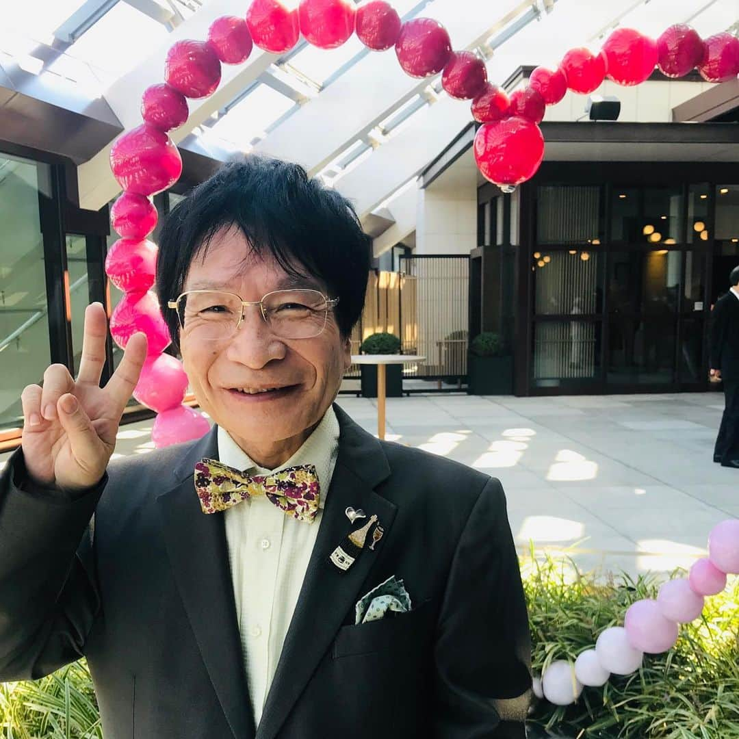 尾木直樹さんのインスタグラム写真 - (尾木直樹Instagram)「知人の結婚式💒新婚気分の尾木ママです！ブローチいいでしょ(^｡^) - #結婚パーティー#尾木ママ#新婚気分#自慢のビーズのブローチ#尾木ママ#蝶ネクタイ」10月24日 11時23分 - oginaoki_ogimama