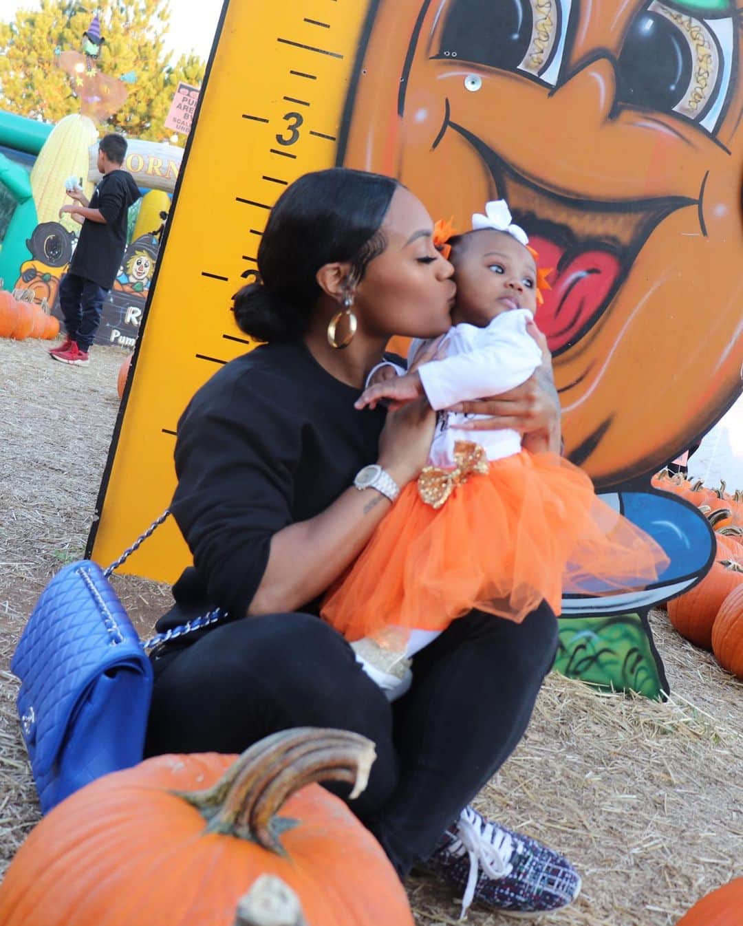 Lira Mercerさんのインスタグラム写真 - (Lira MercerInstagram)「Cutest Pumpkin in the patch 🎃🍂 ft. Mommy (swipe to see all)」10月24日 9時58分 - lira_galore