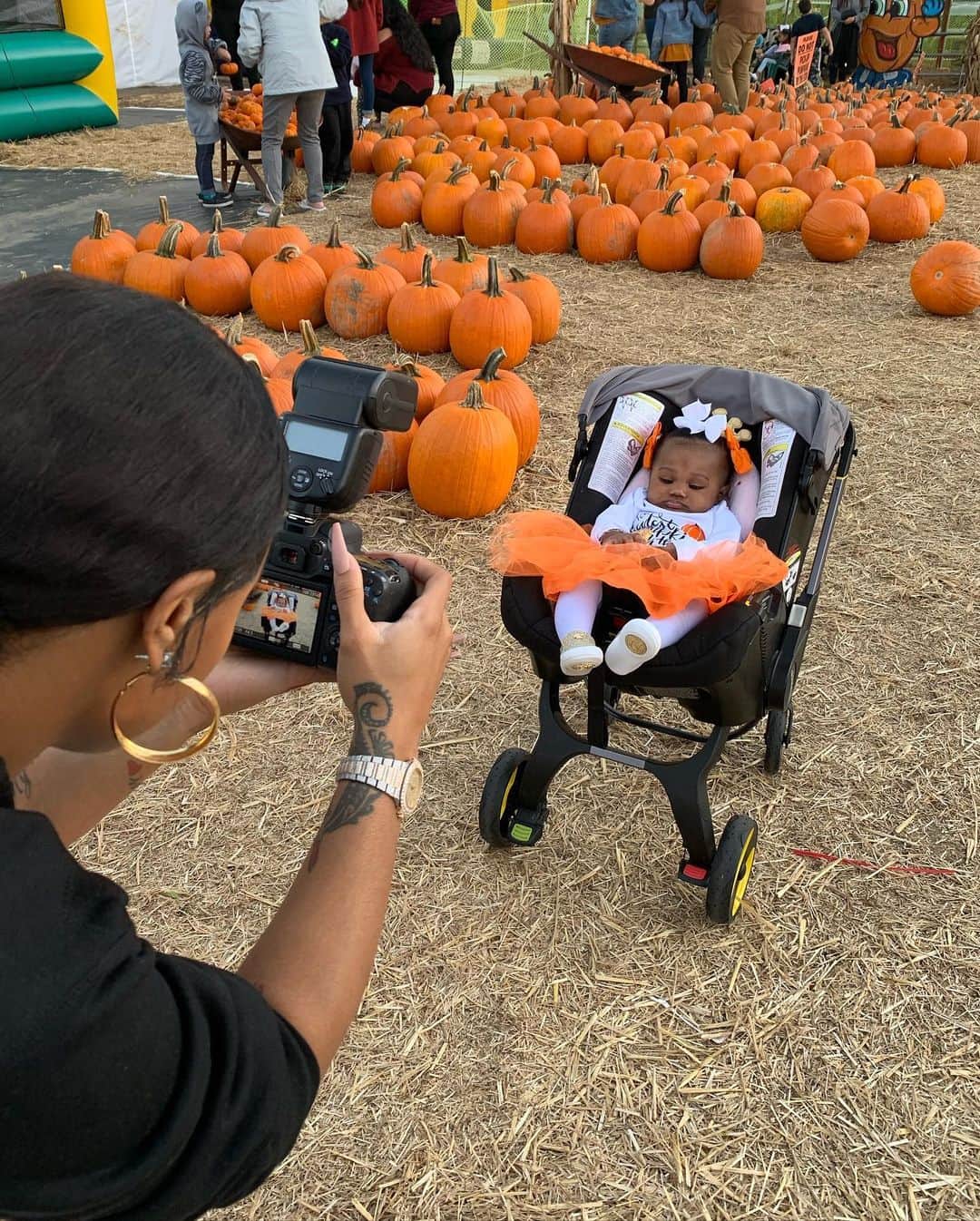 Lira Mercerさんのインスタグラム写真 - (Lira MercerInstagram)「Cutest Pumpkin in the patch 🎃🍂 ft. Mommy (swipe to see all)」10月24日 9時58分 - lira_galore