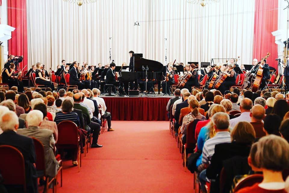 金子三勇士さんのインスタグラム写真 - (金子三勇士Instagram)「Thank you, Hungary! See you next year! #LisztFestival  #gödöllő #lisztfesztivál #Lisztfestival #Pianist #MiyujiKaneko #zongoraművész #godolloiszimfonikuszenekar #koncert #HikaruEbihara #karmester #conductor #classiciscool #weloveclassicalmusic #ハンガリー #ゲデレー #王宮宮殿 #リスト音楽祭 #ピアニスト #金子三勇士 #指揮 #海老原光 #ゲデレー交響楽団 #コンサート #クラシック音楽 #japanhungary150 #日本ハンガリー外交関係開設150周年 #インスタピアノ同好会 #インスタピアノ」10月24日 9時52分 - miyujikaneko_official