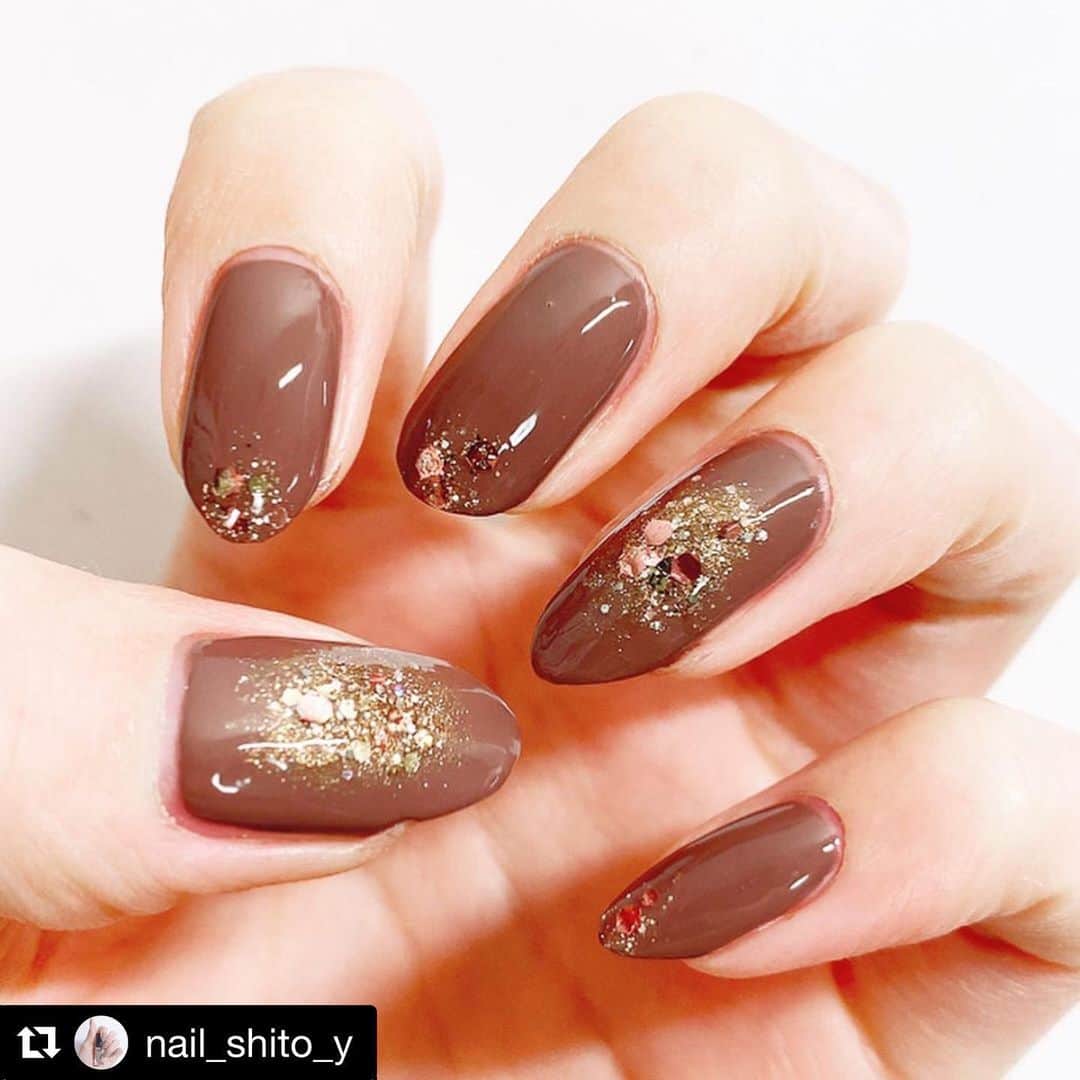 のインスタグラム：「@nail_shito_y さん PLANET NAIL Basic Line PLB17 #運命の女神 を使用したネイルアレンジのご紹介ありがとうございます💅 #planet_jp#planetnail ・ #Repost @nail_shito_y with @get_repost ・・・ #セルフネイル . こんにちは!! 久しぶりの投稿になっちゃいました〜 今回はブラウンネイル!! そろそろ寒くなってきたからオータムカラー使いなくなって💓 ラメを2種類使ったから、より可愛らしくなって、どんなお洋服にも合わせやすいデザインかなと🤔💕 - - - - - - - - - - - - - - - - - - - - - - - - - - @daiso_official GENE NAIL 21.28 @planet.jp 17 運命の女神 - - - - - - - - - - - - - - - - - - - - - - - - - - #セルフネイル部#ネイル#nail#nails#セルフネイラー#セルフネイラーさんと繋がりたい#お洒落さんと繋がりたい#ネイル好きな人と繋がりたい#ネイル好きさんと繋がりたい#ブラウンネイル#オータムネイル#秋ネイル#ニュアンスネイル#きらきらネイル#ネイルデザイン#ネイルデザイン2019#可愛い#オフィスネイル#シンプルネイル」
