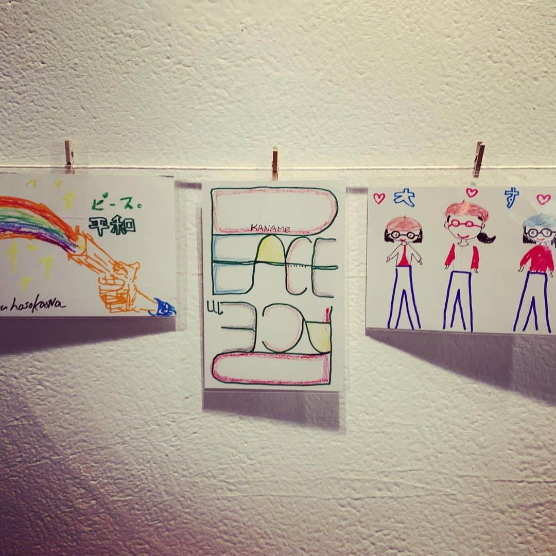五月女ケイ子さんのインスタグラム写真 - (五月女ケイ子Instagram)「はるの作品です。  五兆円の絵に続いての二作目です。  三代でピースカードも描きました。 （父じじ孫） じじが絵を描いてるのを初めてみました。下はラテン語で「平和」だそうです。  26日までやってますので、どうぞ見に来てください。 #peacecard」10月24日 9時55分 - keikosootome