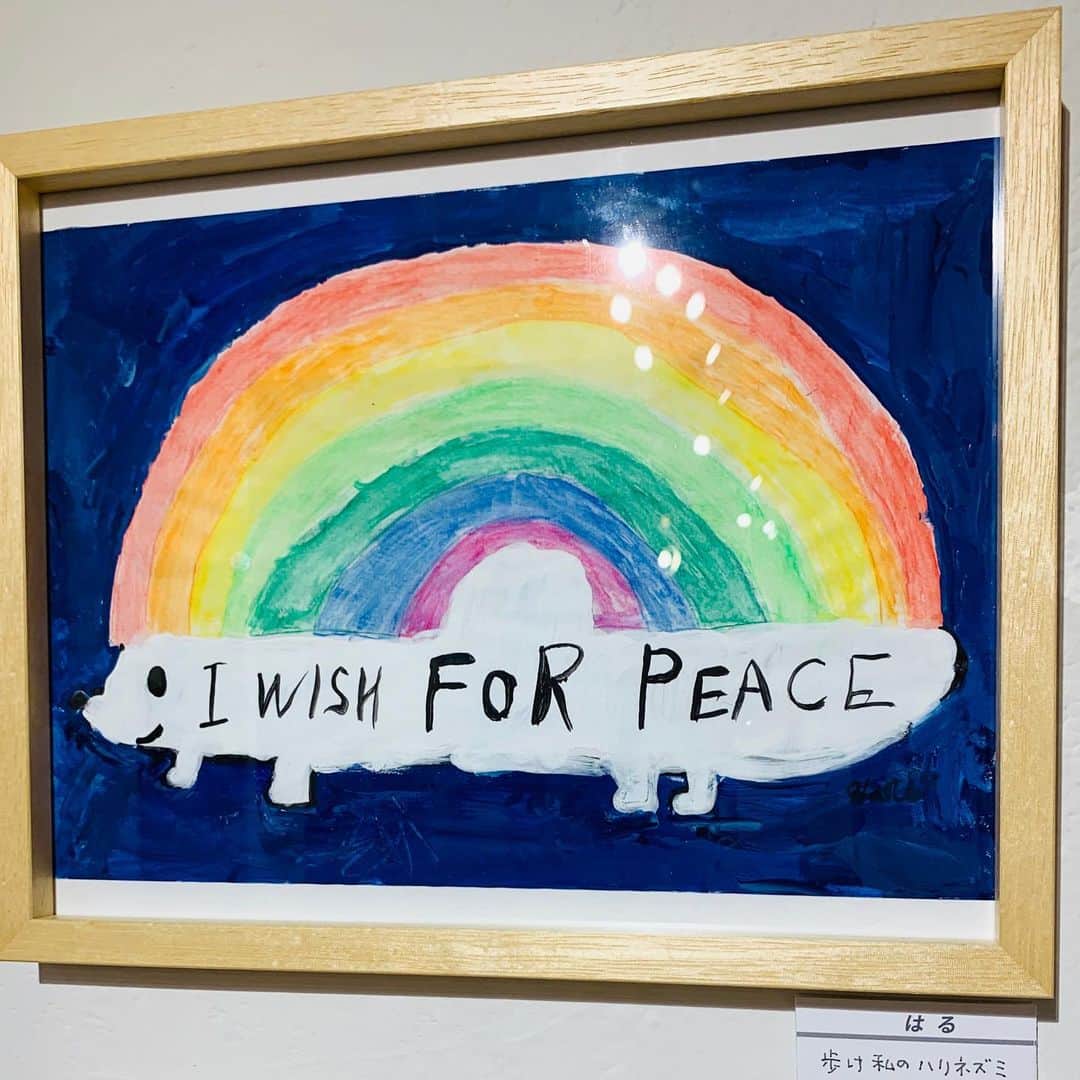 五月女ケイ子のインスタグラム：「はるの作品です。  五兆円の絵に続いての二作目です。  三代でピースカードも描きました。 （父じじ孫） じじが絵を描いてるのを初めてみました。下はラテン語で「平和」だそうです。  26日までやってますので、どうぞ見に来てください。 #peacecard」