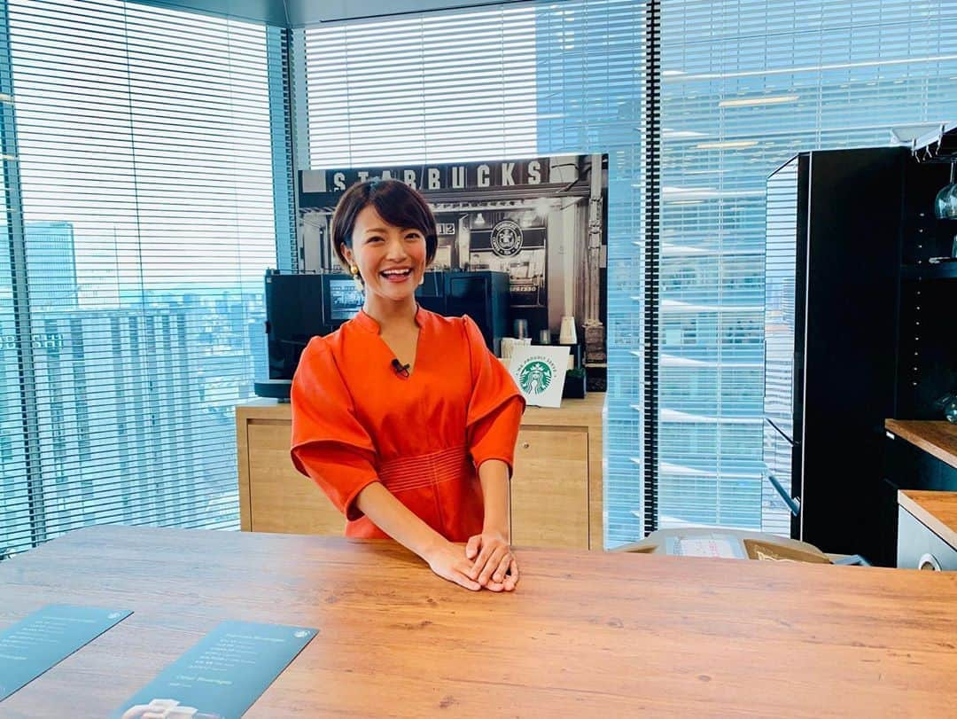 きのせひかるさんのインスタグラム写真 - (きのせひかるInstagram)「昨夜の関西テレビ 《HIT✭MON》はご覧いただけましたか〜❓ . ネスレとスターバックスが 共同で開発している 《We Proudly Serve Starbucks》 という  社内でスターバックスが楽しめるシステムを ご紹介しました☕️💕 . 会社にいながら 気軽にスターバックスのコーヒーが飲めるなんて お仕事がはかどること間違いなしですね✨ . ㈱アイルさん🏢 お邪魔しました〜!! . . . #starbucks #cafe #office #works #WeProudlyServeStarbucks #スターバックス #スタバ #ネスレ #コーヒー #カフェ #カフェラテ #カフェオレ #珈琲 #おいしいコーヒー #関西テレビ #関テレ #カンテレ #ktv #ヒットモン #hitmon #関西ローカル #ローカルタレント #リポーター #ショートカット #オレンジワンピ #グランフロント大阪 #勝ち組 #株式会社アイル」10月24日 10時00分 - hikarukinose