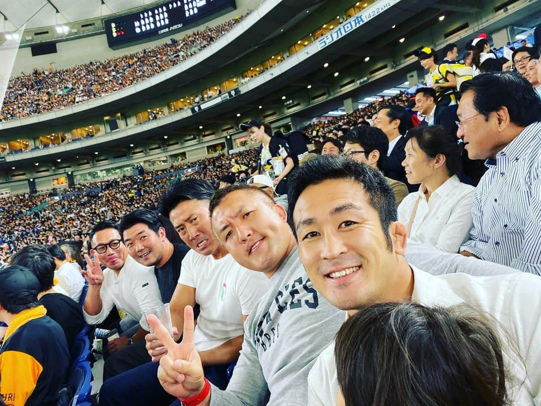 大友愛さんのインスタグラム写真 - (大友愛Instagram)「日本シリーズ ソフトバンクvs巨人 ⚾️⚾️⚾️⚾️ おじさん達と 🦍🖤🦍🖤🦍🖤🦍🖤🦍 工藤監督の招待って どんだけぇ〜〜☝🏻" いろんな方との繋がりに感謝🙏✨ @hiroyuki_akimoto_1.31  @gk.kizuna  #ミスターコケシ #日本シリーズ #野球  携帯📱ソフトバンクです🙋‍♀️🧡 それだけなのに 孫さん出てきたら ワクワクな37歳😚 野球観戦は初心者😜」10月24日 10時01分 - ai_dayooon