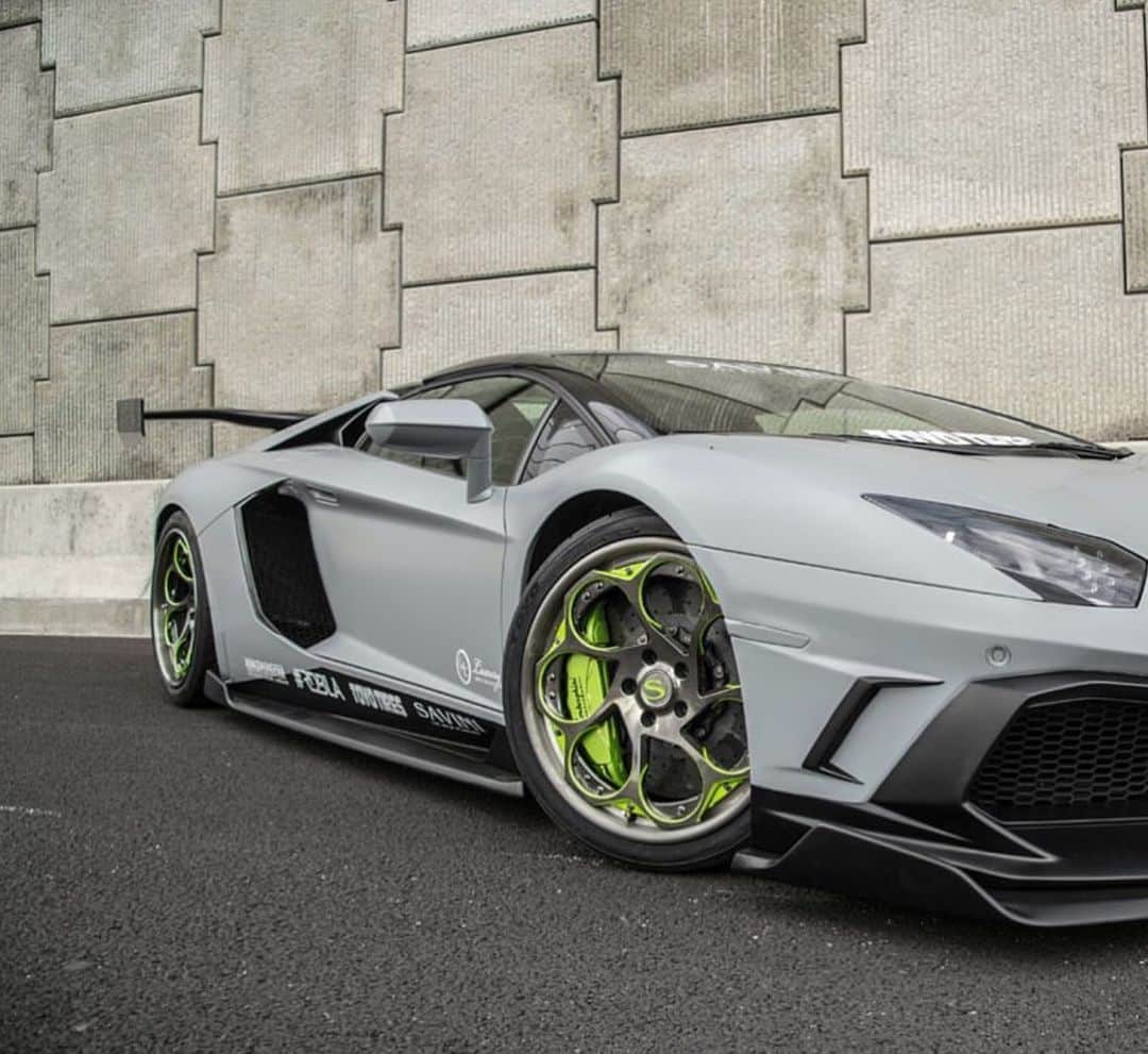 CarsWithoutLimitsさんのインスタグラム写真 - (CarsWithoutLimitsInstagram)「Grey/Lime Green Aventador on @saviniwheels #SV69  #carswithoutlimits #lamborghini #aventador #saviniwheels」10月24日 10時16分 - carswithoutlimits