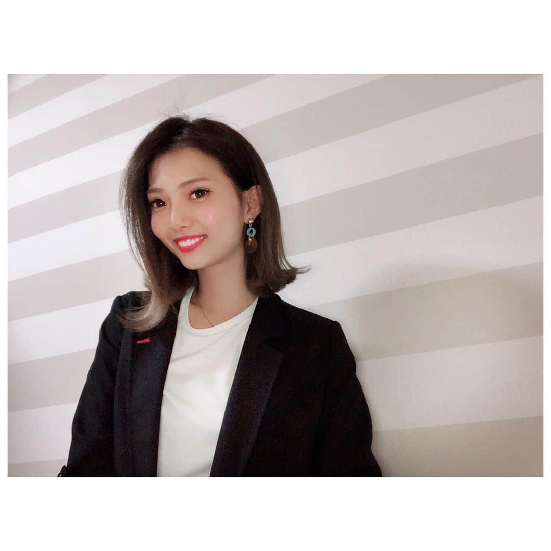 山田恵里伽のインスタグラム：「高校生から伸ばしてた髪の毛をばっさり切りました👏👏そして、色も暗くして落ち着いた😌なんて、セットが楽なの👏 ・ ・ #ミディアムヘア #イメチェン ・ ・ #ヘアスタイル #ロング #ミディアムショート #外ハネミディアム #髪型 #下北沢 #美容院 #hairsalon #hairstyle #mediumhair」