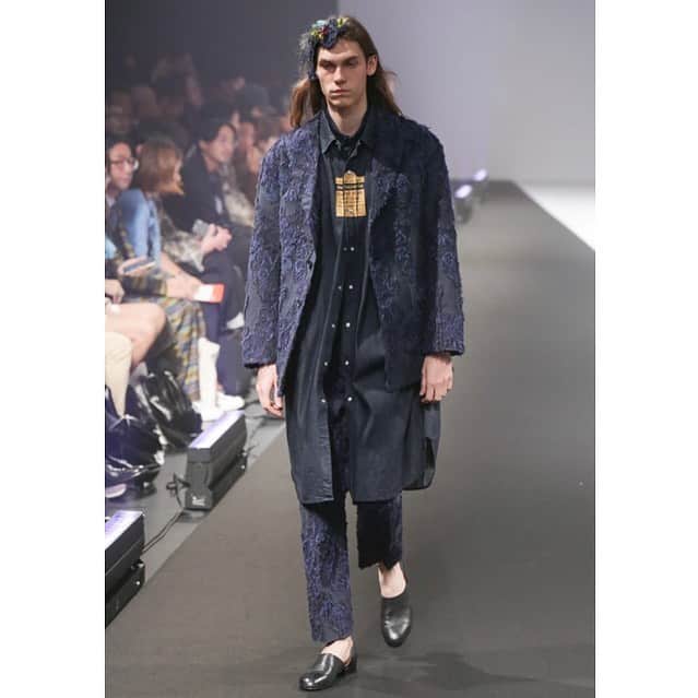 のインスタグラム：「TOKYO NEW DESIGNER FASHION GRAND PRIX joint show look8  styling: @go_momosee  flower: @yukarisatoflower music: @takumi_rockwell  #meagratia #rakutenfashionweektokyo #rfwtokyo #flower #runway」
