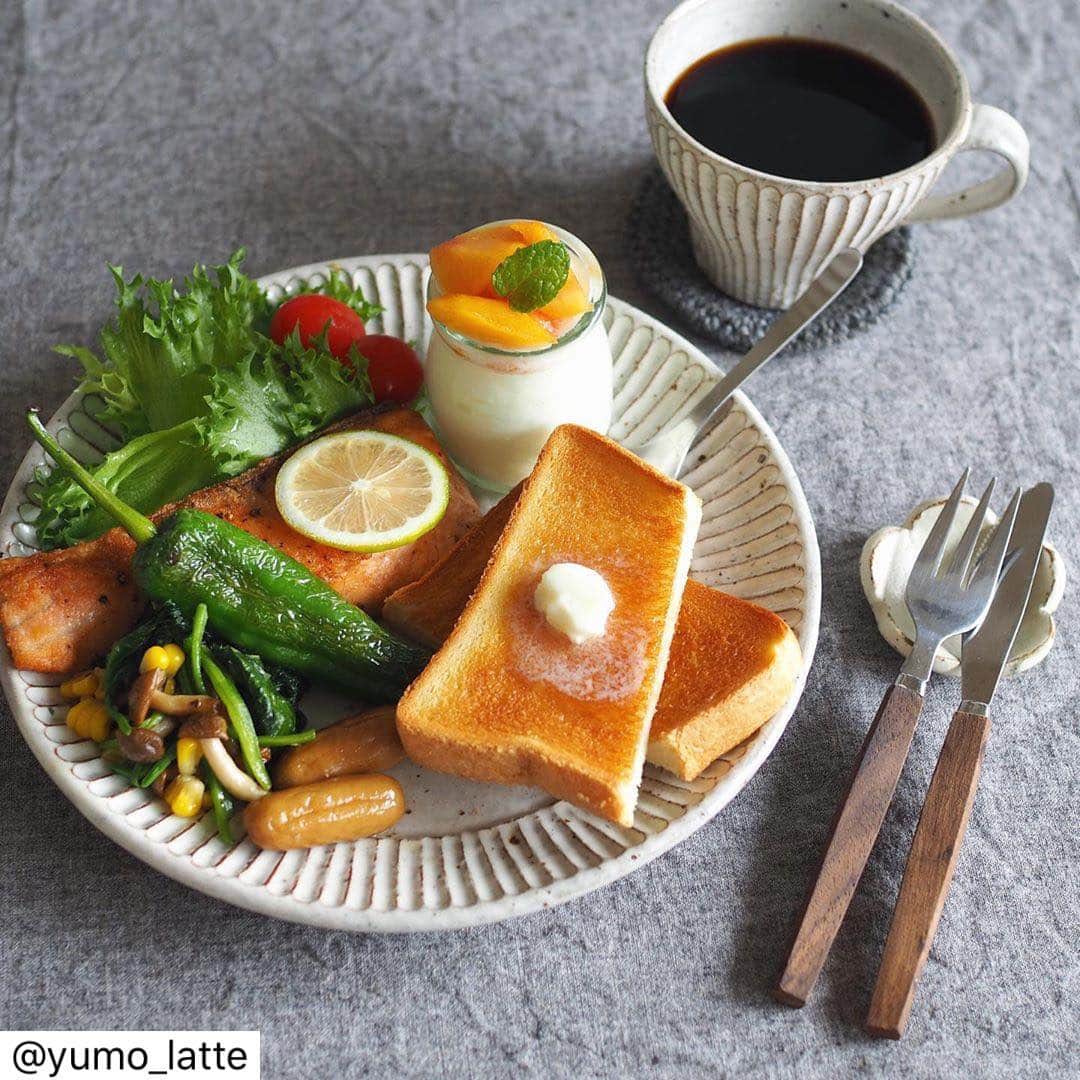 らでぃっしゅぼーやさんのインスタグラム写真 - (らでぃっしゅぼーやInstagram)「@yumo_latte 様  らでぃっしゅぼーやの食材を使った投稿をしていただきました。  お野菜や魚もしっかりとれて朝から元気の出る朝ごはんですね！  カフェの様な本格的で素敵なお料理にして頂きありがとうございます♪ ・ ・ ・ ⡔⚮ . . 鮭のムニエル ほうれん草のソテー トースト 黄桃ヨーグルト . #らでぃっしゅぼーや の 新鮮でおいしい無農薬野菜で あさごはん‎𐩢𐩺¨̮♡ . . . #おうちカフェ#あさごはん#朝ごぱん #うつわ#山田雅子#breakfast#yumocafe」10月24日 10時22分 - radishboya1988