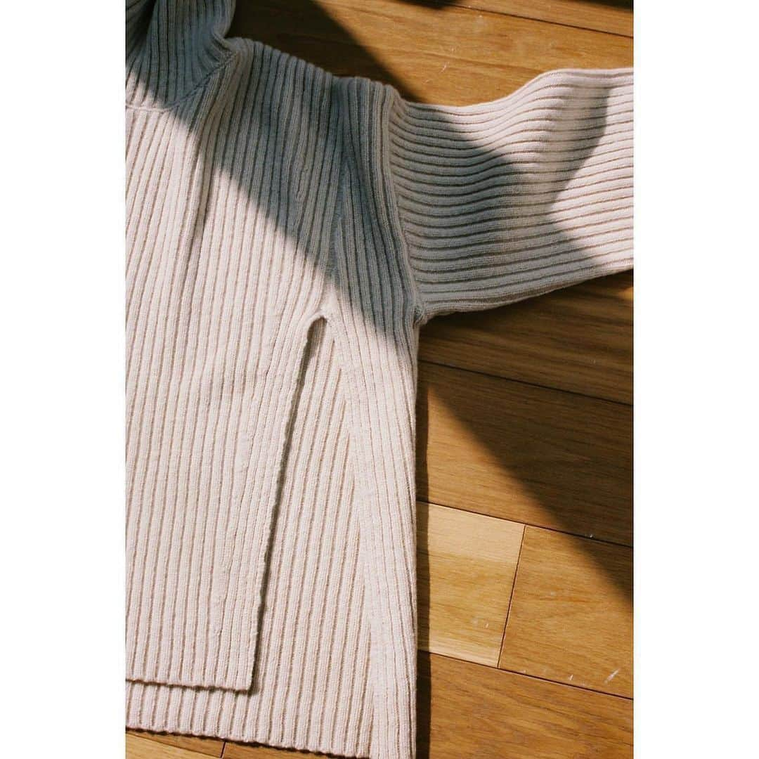 clane_officialさんのインスタグラム写真 - (clane_officialInstagram)「▪︎PICK UP ITEM  いよいよニットの季節がやってきました！ CLANEでは沢山のニットアイテムを発売中。 中でもオススメなSIDE SLIT TURTLE RIB KNIT。 リブ編みのシンプルなニットにスリットを入れ、一癖プラスしたオススメのニットアイテムです。 是非ご覧くださいませ！ #CLANE#クラネ」10月24日 10時26分 - clane_official