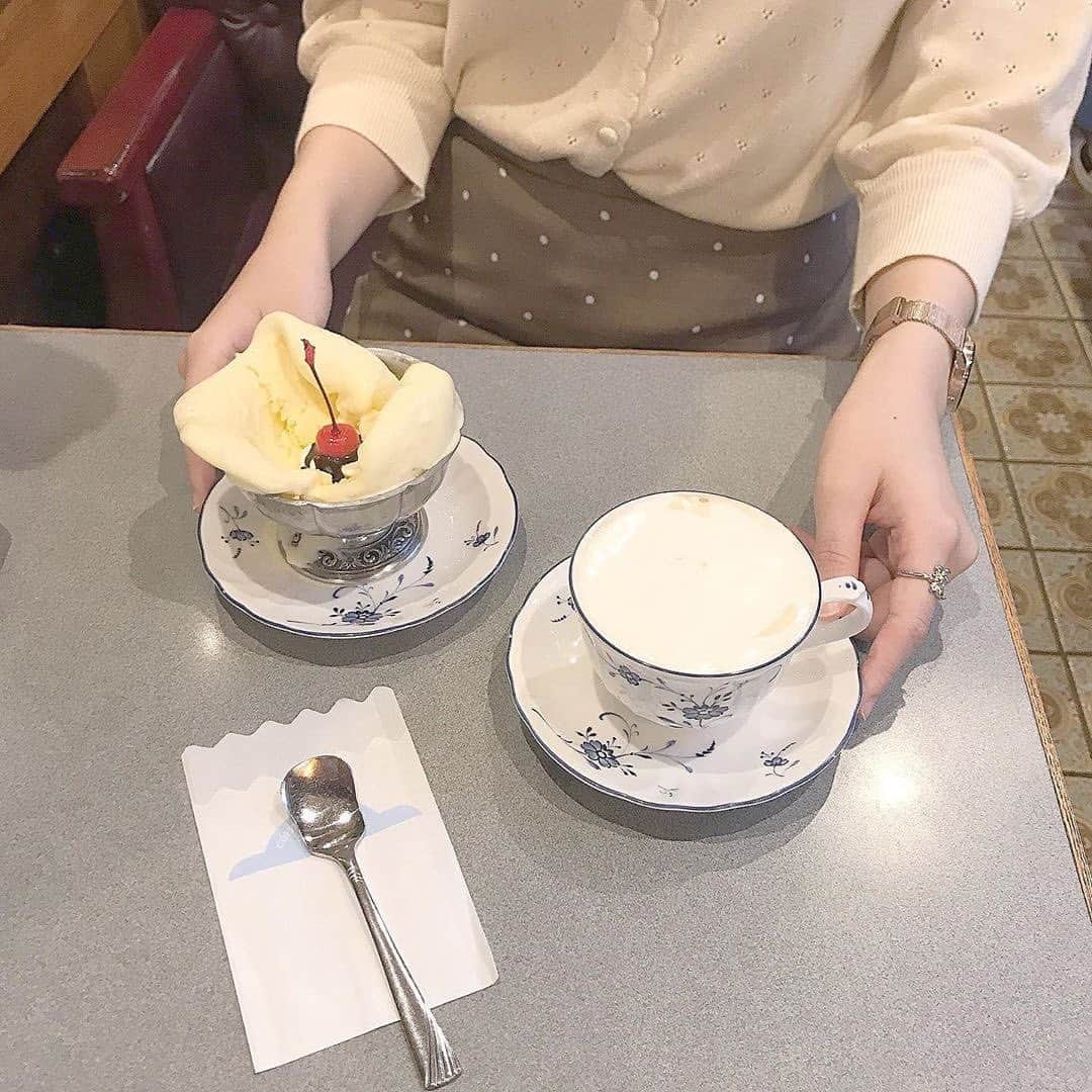 ローリエプレス編集部さんのインスタグラム写真 - (ローリエプレス編集部Instagram)「東京の北の玄関口とも呼ばれた上野へ訪れたら #ギャラン で一服しましょ。﻿ ﻿ パフェやクリームソーダなどの喫茶メニューを堪能したら、東京観光スタート！﻿ ﻿ ✔︎ coffee shop ギャラン﻿ 台東区上野6-14-4﻿ ﻿ ﻿ Thank you♡ ﻿ @shokudoo  @yukapyon.83  @suzylily._ ﻿ #laurierpress_東京カフェ﻿ ﻿ ﻿ ﻿ ﻿ ﻿ ﻿ ﻿ #ローリエプレス #上野カフェ #喫茶店巡り」10月24日 10時41分 - laurier_press