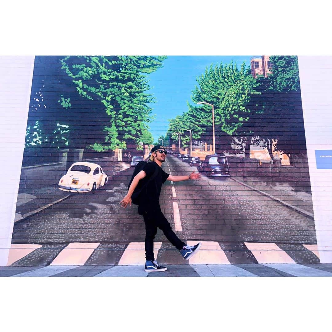 のインスタグラム：「アビーロード🚥🚏🚙 from🇺🇸笑  こっちに来て約１ヶ月。 音楽と勉強の両立の難しさに日々苦戦しながら戦っています！ 改めて他言語を習得した人って果てしない努力をしたんだろうなって尊敬しています。  12月のライブはお互いパワーを充電できる場所にしよう😁  STUWのチケット一般発売始まりました😆 ↓e+購入ページ↓ eplus.jp/sf/detail/3106…  #stuw」
