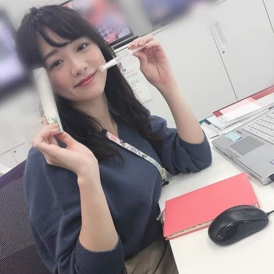 池谷実悠さんのインスタグラム写真 - (池谷実悠Instagram)「#ネイルオイル #鷲見玲奈 アナウンサーから👩‍❤️‍👩 写真に写ってるのは #森香澄#同期 です #内村のツボる動画大賞  で話題の人 ＿＿＿＿＿＿＿＿＿＿＿＿＿＿＿＿ 昨日、鷲見さんがネイルオイルをくださいました💅 とても嬉しかったです ちょうど爪割れがひどいなと思っていた時だったので、運命を感じました..照  写真は朝から可愛い森です！ 歌も踊りもとっても上手です YouTubeで見られますよっ♪」10月24日 10時36分 - miyu_iketani