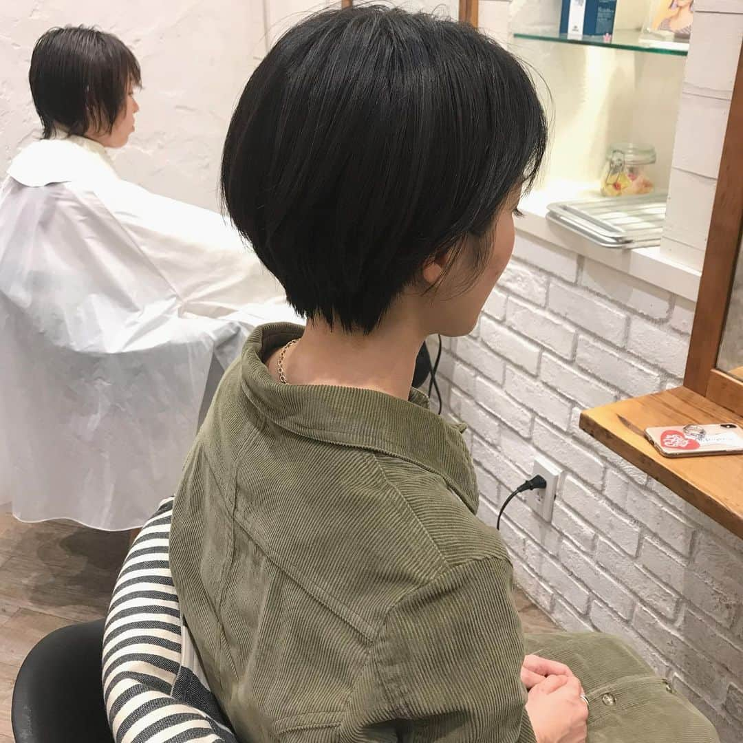 金子真由美さんのインスタグラム写真 - (金子真由美Instagram)「* hair cut🧡 * 結婚式が終わったのでバッサリ☝️ ヘアドネーション✂︎ * 復帰初日🧡 やはり美容師楽しいです😊 * #ヘアカット #ヘアドネーション #カット #ショート」10月24日 10時36分 - kanekomayumi12