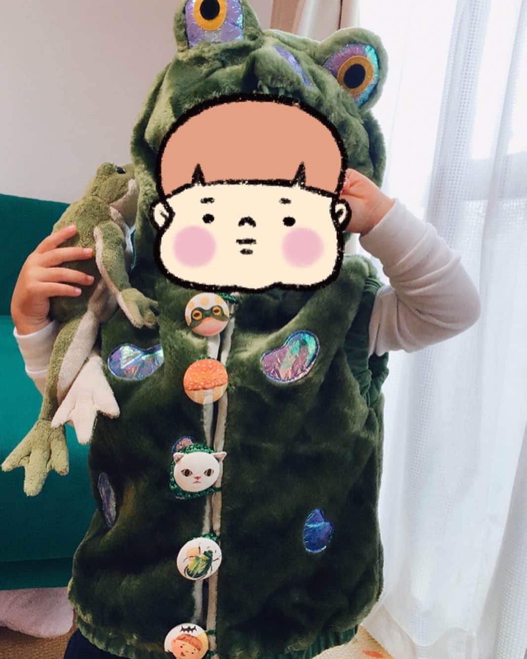 山川あかねのインスタグラム：「ボタン付け完了〜!! ハロウィン楽しいな… #ハロウィン #かえる #着ぐるみ #くるみボタン #リメイク」