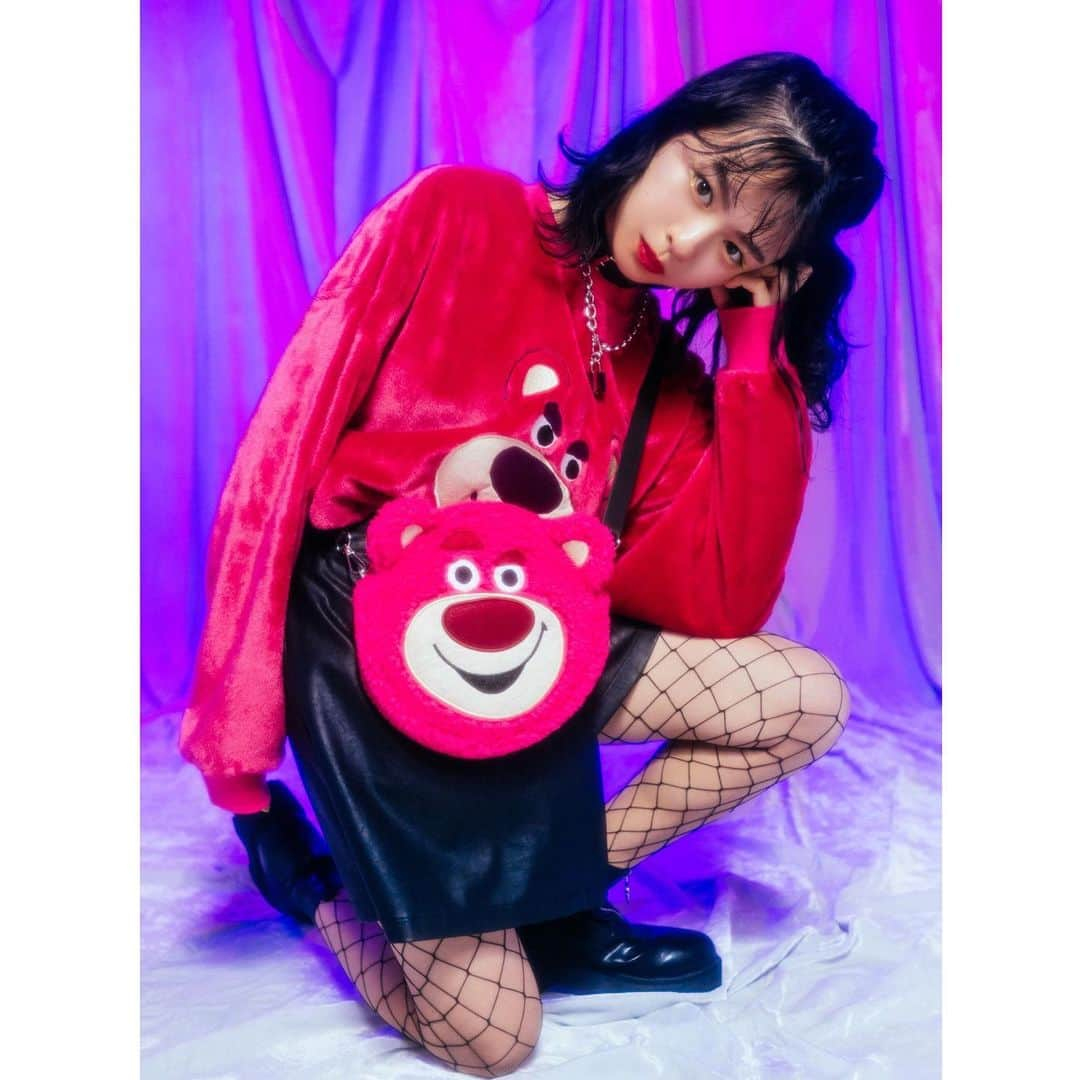 WEGOさんのインスタグラム写真 - (WEGOInstagram)「✔︎pull over(Disney)¥3,999+tax ✔︎mini skapan ¥2,999+tax ✔︎shoulder bag(Disney)¥3,599+tax(10月下旬発売予定) ✔︎ring zip boots ¥3,999+tax . @riko_riko1204 . #wego #wegomagazine #autumn #fashion #helloween #ハロウィン」10月24日 10時47分 - wego_official