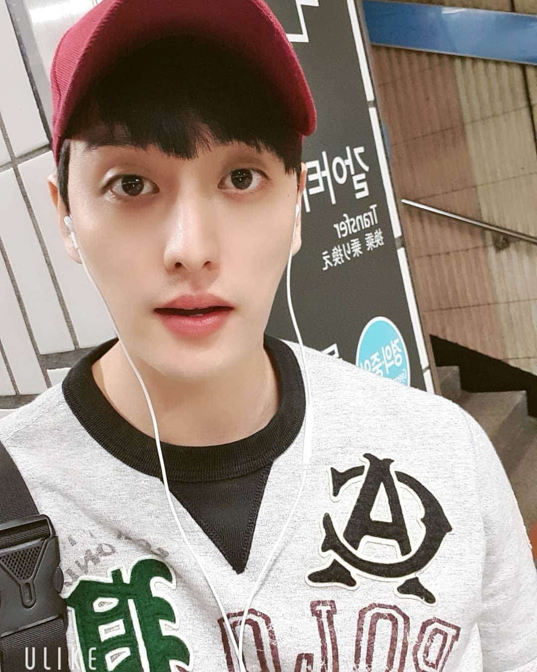 イライのインスタグラム：「오랜만에 지하철 탔는데 뭐가뭔지 모르갰네~~ ㅎㅎㅎㅎ . Been a while since I took the subway~ Can't find my way . #Eli #Kim #Subway #맨붕 #지하철 #출근 #여러분고생많으심니다 #🤭」