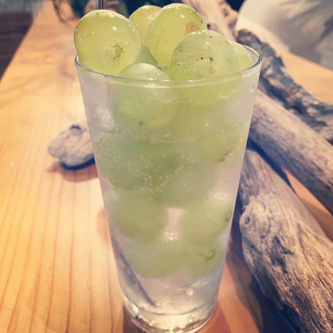 倖田李梨のインスタグラム：「昨日、気になっていたお店にやっと行ってきました！ マスカットジュース🍹 盛り盛り過ぎてビビった（笑）」