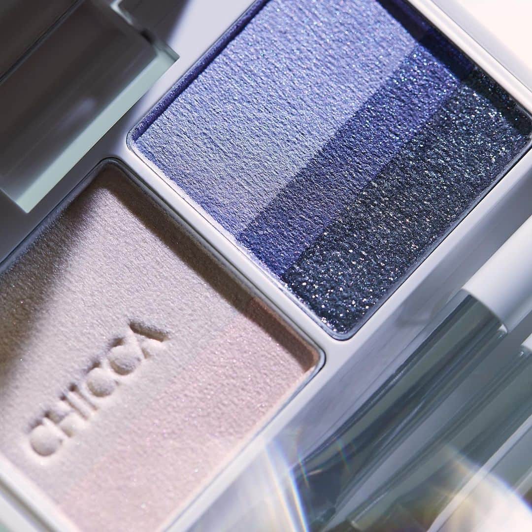 CHICCAのインスタグラム：「SHE IS vol.19 GLOW 頬と唇に温もりが満ちている分、まなざしはクールにきらめかせてモダンなコントラストを描きたい。 澄みきった氷のように輝くグレイッシュなブルーにしつらえた。。。。 www.chicca.jp/invisible/SHEIS_Vol19.html (LINK in stories)  #フローレスグロウリッドテクスチャーアイシャドウ　EX13 コールドピーチ  #sheis #CHICCA #2019winter  #GLOW #キッカ #冬コレクション #冬メイク #グロウ」