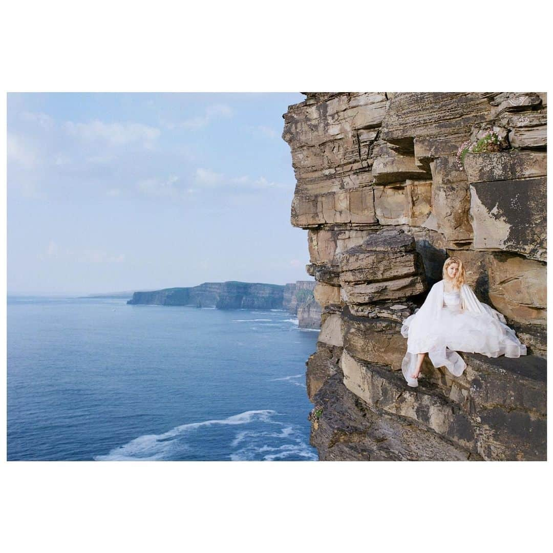 サーシャ・ピーターズさんのインスタグラム写真 - (サーシャ・ピーターズInstagram)「My favorite way to rock climb is with @hudsonsheaffer whilst barefoot in a white dress three days before our wedding ☺️ #cliffsofmoher #takemeback #notphotoshopped #dontdowhatidid photo by the lovely @elizabethmessina 💕」10月24日 2時15分 - sashapieterse