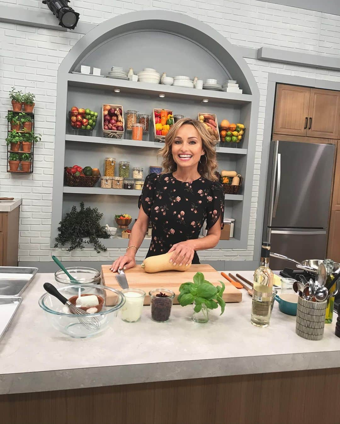 ジャーダ・デ・ラウレンティスさんのインスタグラム写真 - (ジャーダ・デ・ラウレンティスInstagram)「Soooo excited to be part of @foodnetwork’s new cooking app, Food Network Kitchen! I’m cooking one of my fav Thanksgiving apps LIVE now... who is watching??」10月24日 2時16分 - giadadelaurentiis