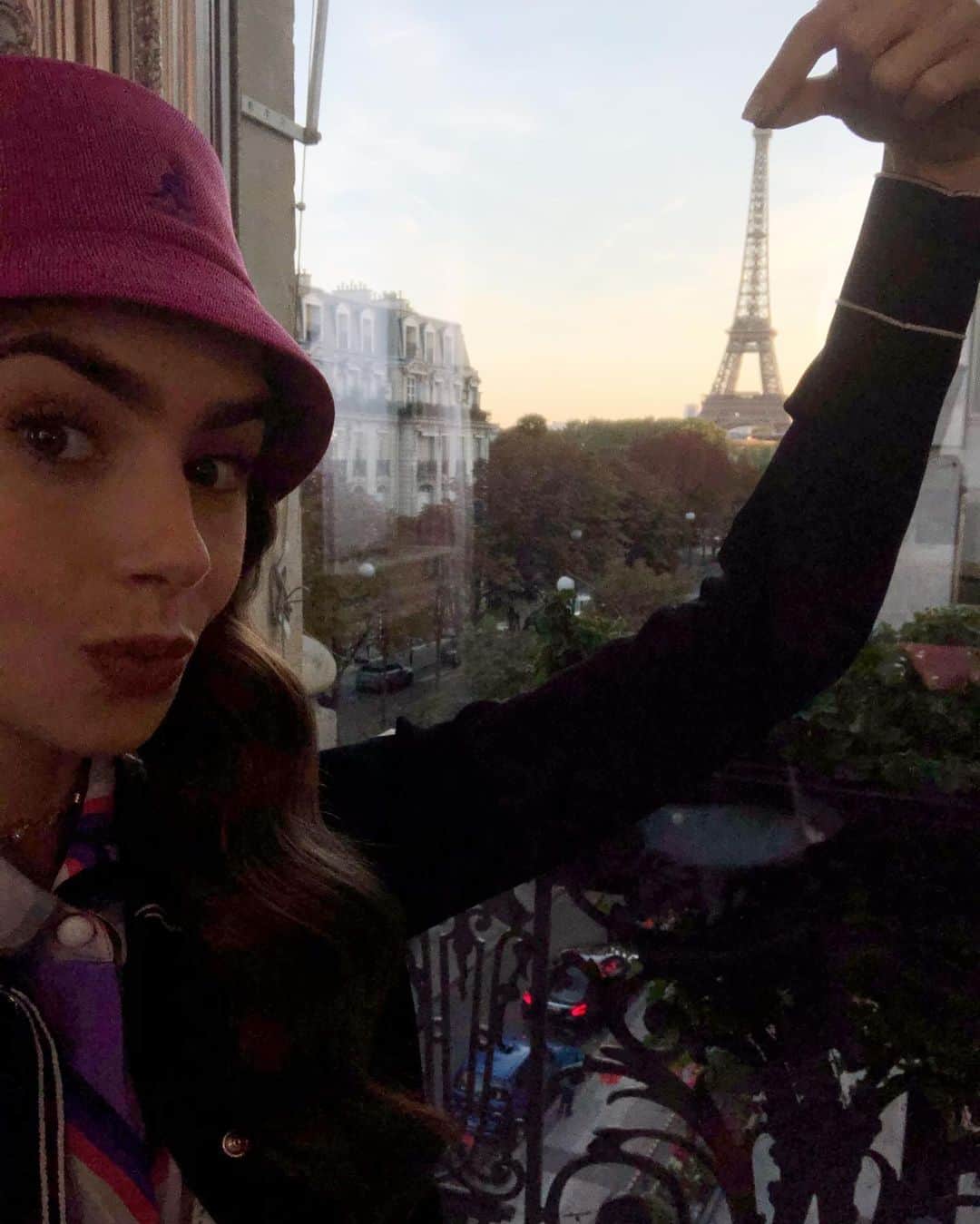 リリー・コリンズさんのインスタグラム写真 - (リリー・コリンズInstagram)「Room with a view. Sorry, I had to...」10月24日 2時30分 - lilyjcollins