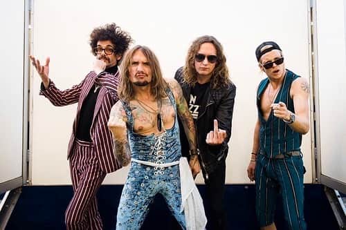 ルーファス・テイラーのインスタグラム：「Thank you Fraser Lewry for the kind words in our @classicrockmag feature and cheers @will_ireland_photo for the lenswork 🍻 #thedarkness」