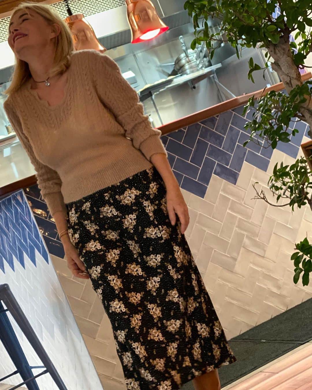 エマニュエル・ベアールのインスタグラム：「#abouttoday  in @lespetitscousins18e  brother&sister’s restaurant the best in town !!!💛 👗 @rouje  @jeannedamas ❤️」