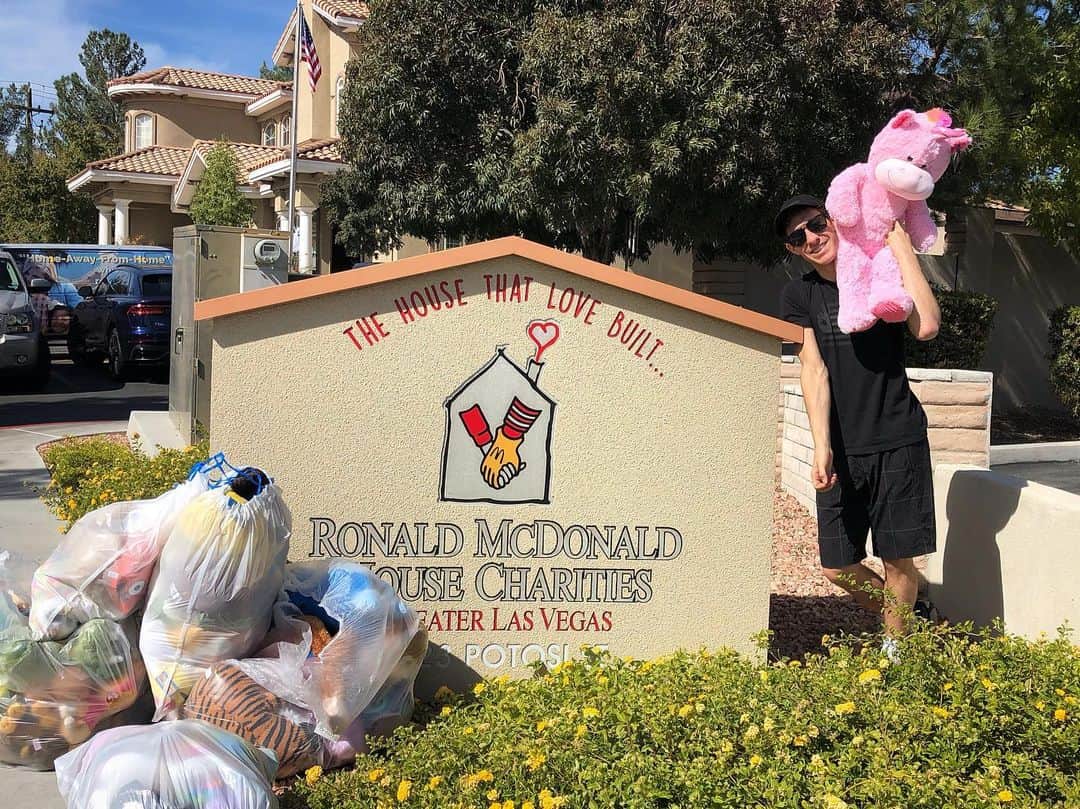 ジェイソン・ブラウンのインスタグラム：「🧸🧸🧸 #RMHC  Thank you to everyone who threw stuffed animals on the ice after my performances at #SkateAmerica! 🙏✨ They’ve all been donated to @RMHCLasVegas! Each child and their siblings will have the chance to pick out their favorite one! ヌイグルミをありがとう！🧸❤️‬ ‪  Thanks again for sharing the love,‬ ‪Jason‬ 😘」
