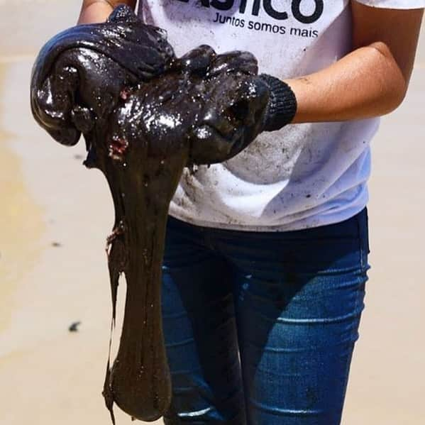 Ana Hickmannさんのインスタグラム写真 - (Ana HickmannInstagram)「Estou acompanhando a movimentação da população para limpar as praias do Nordeste. Gostaria de parabenizar essas pessoas pela atitude!  Há mais de um mês as praias nordestinas sofrem com um desastre ambiental sem precedentes cujas consequências ainda não é possível medir. Segundo dados da Marinha são 201 localidades de 74 municípios afetadas até o último domingo (20). O boletim mais recente do Ibama, lançado na última sexta-feira (19), aponta que 2.190 filhotes de tartarugas marinhas foram capturados preventivamente na Bahia e 624, em Sergipe. Há, infelizmente, centenas ou quiçá milhares de animais mortos com o desastre.  Vou marcar aqui algumas organizações que estão ajudando. Se você souber de mais alguma, por favor, marque nos comentários. Juntos somos mais fortes:  @pccbuern @apccabodesaoroque @recifesemlixo @amjusong @salvemaracaipe @meumundomaisverde @manifestoambiental @batepaposustentavel @recifelixozero @xoplastico @amazonianarua @greengirl.grupo @gpbr.recife @projetocetaceos」10月24日 3時04分 - ahickmann