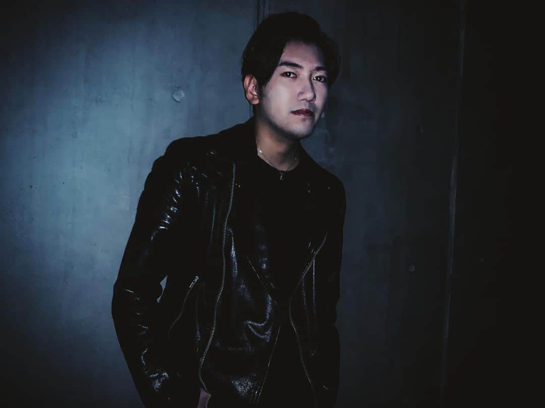 TeddyLoidのインスタグラム：「I had been hectic these days, but I’m really fulfilled with what I’m working on right now... I can’t wait till everyone listens to the tracks :-) #cravingformidnightsnacks #walkingtoanconvincestore #potatochipsrules」