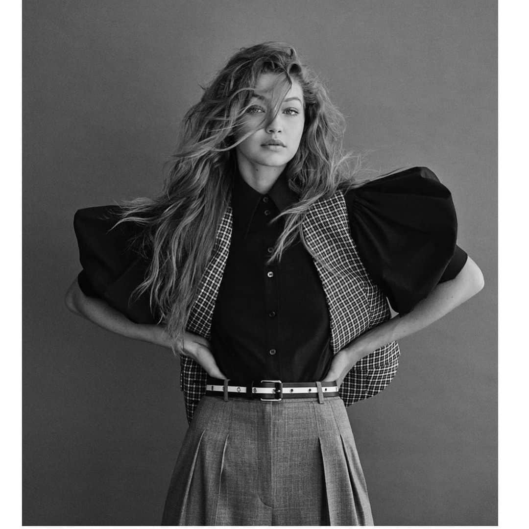 ヨランダ・ハディッドさんのインスタグラム写真 - (ヨランダ・ハディッドInstagram)「❤️Keep shining bright my love..... @gigihadid for @voguegermany by @giampaolosgura #ProudMommy」10月24日 3時19分 - yolanda.hadid