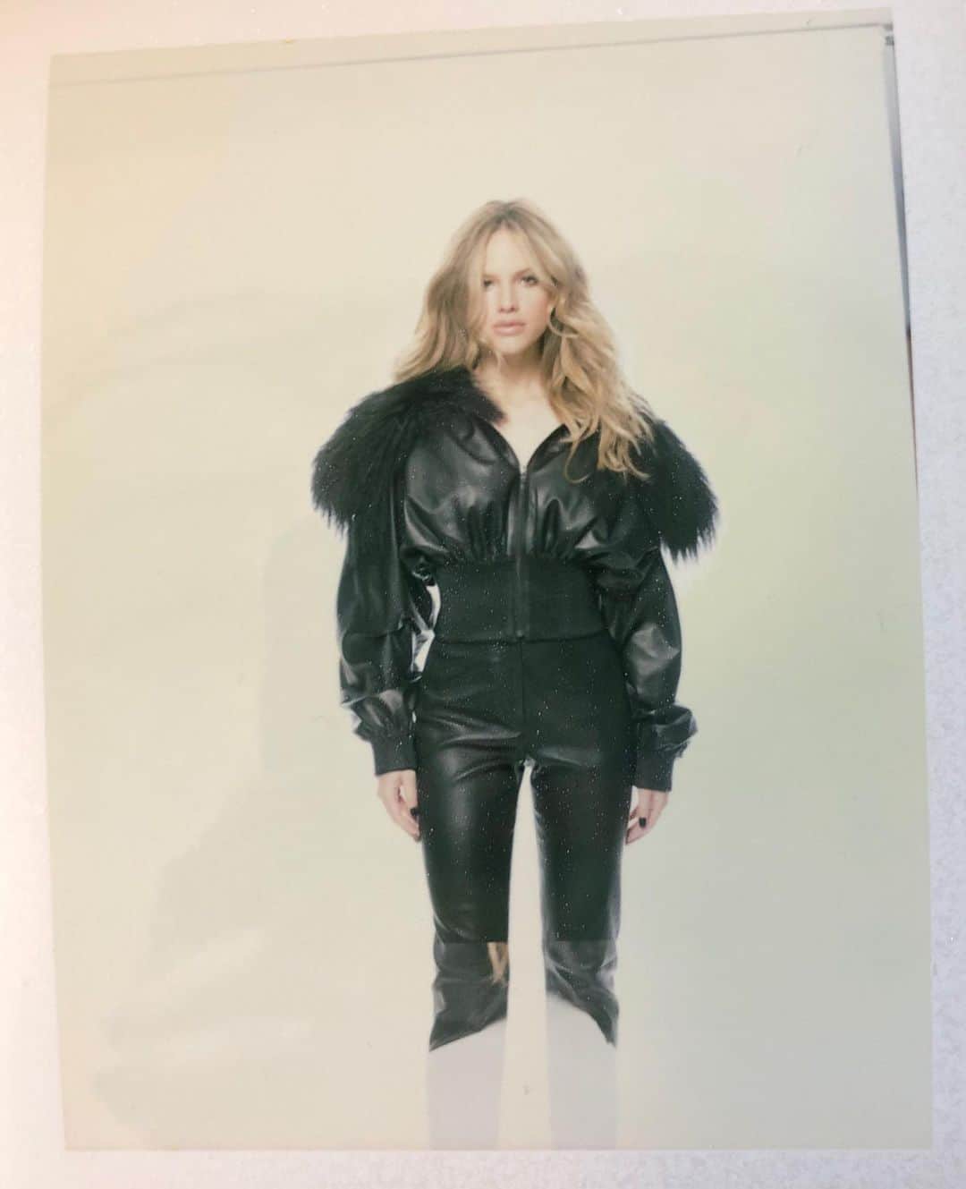 ハルストン・セイジのインスタグラム：「Il Faut Magazine! Thank you for putting me on your cover and thank you for letting @georgisandev and I turn this shoot into a dance party (also THIS OUTFIT)」