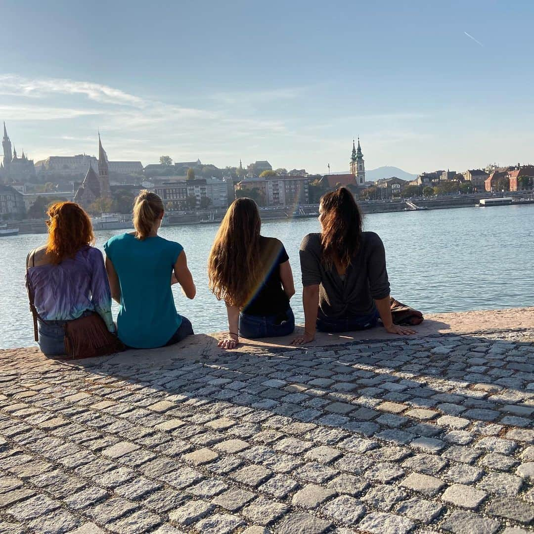 ブリージャ・ラーソンさんのインスタグラム写真 - (ブリージャ・ラーソンInstagram)「You might have guessed  we went on a quest  and explored Budapest  with some of the best  and comfortably dressed  athletes that now need rest Because on Saturday  We’ll lead the way To competition and play Some swimming! . . . #nybreakers #breakersdontbreak #islswimleague #iswimleague #swimming #budapest #playswimming」10月24日 3時59分 - breejalarson