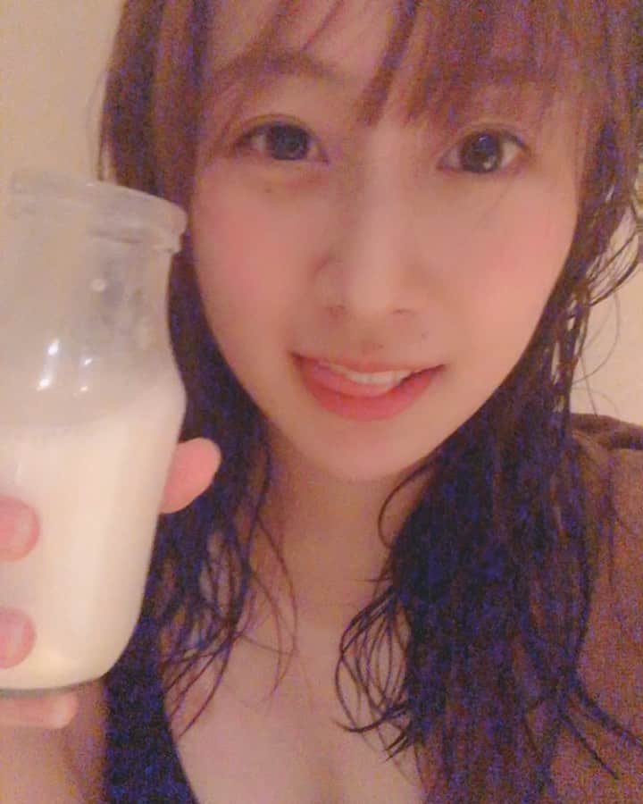 足立華のインスタグラム：「温泉いったまる☺️ ブルガリア久しぶりにのんだー🥰 #温泉#ブルガリア#すっぴん#グラビア#あざとい選手権 (？) #followｍe #4like  #gravure#idol#グラビア#アイドル#水着#谷間#粉#漂亮#赞 #偶像#女人#性感」